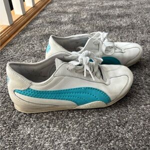 Vintage Y2K women’s Puma White and Teal Sneakers, 7.5